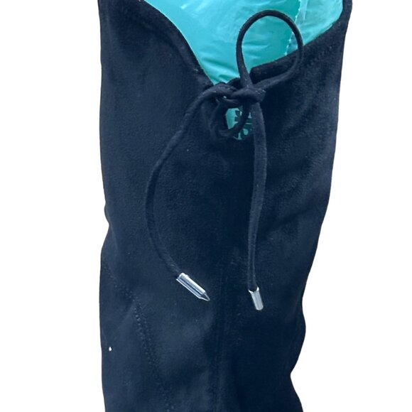 Marc Fisher Arletta NEW IN BOX black faux suede 25” high  3.5 “ heels sz 6.5M - Picture 4 of 9